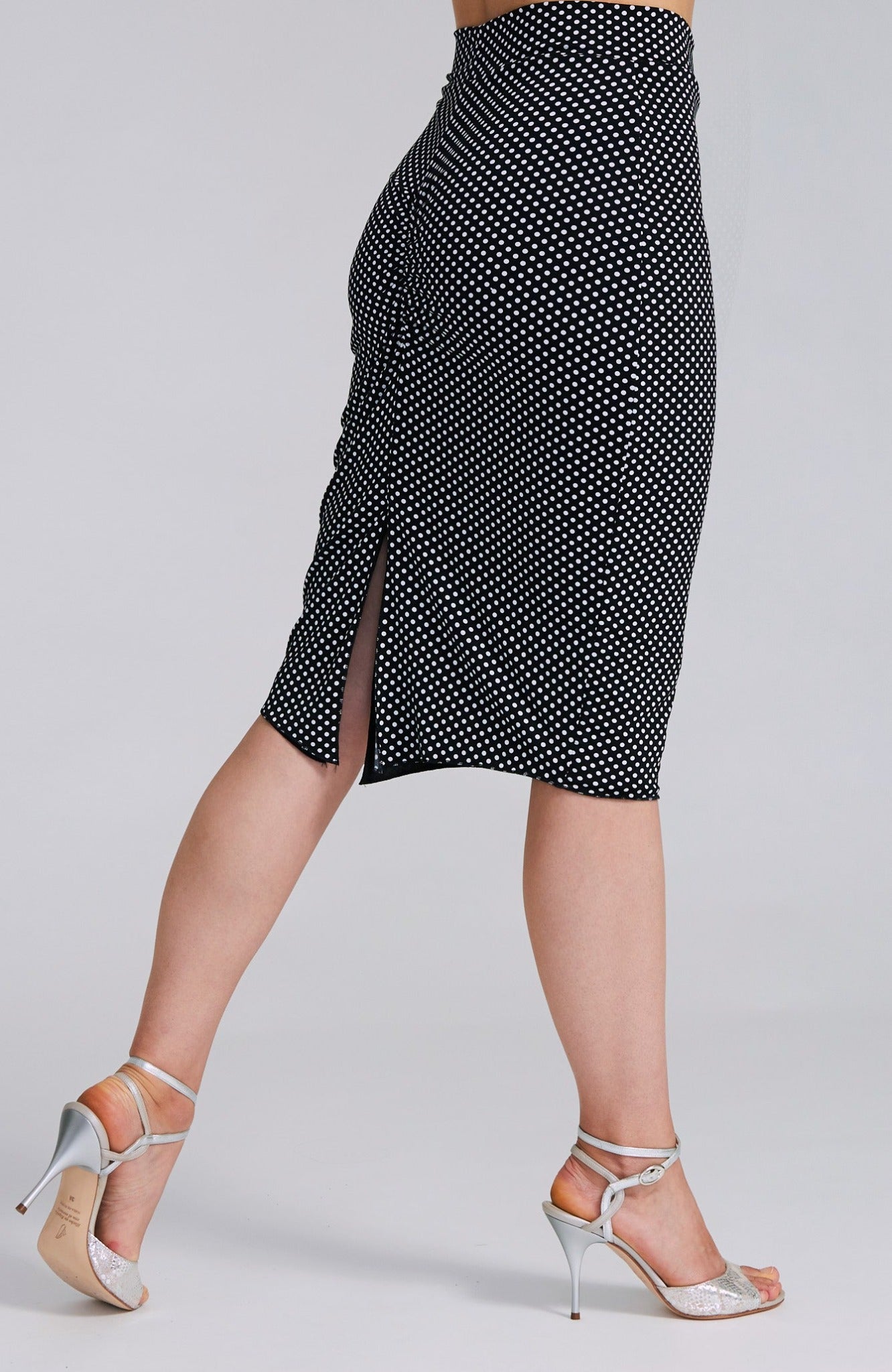 CLARA - Reversible Pencil Skirt in Polka Dots / Black