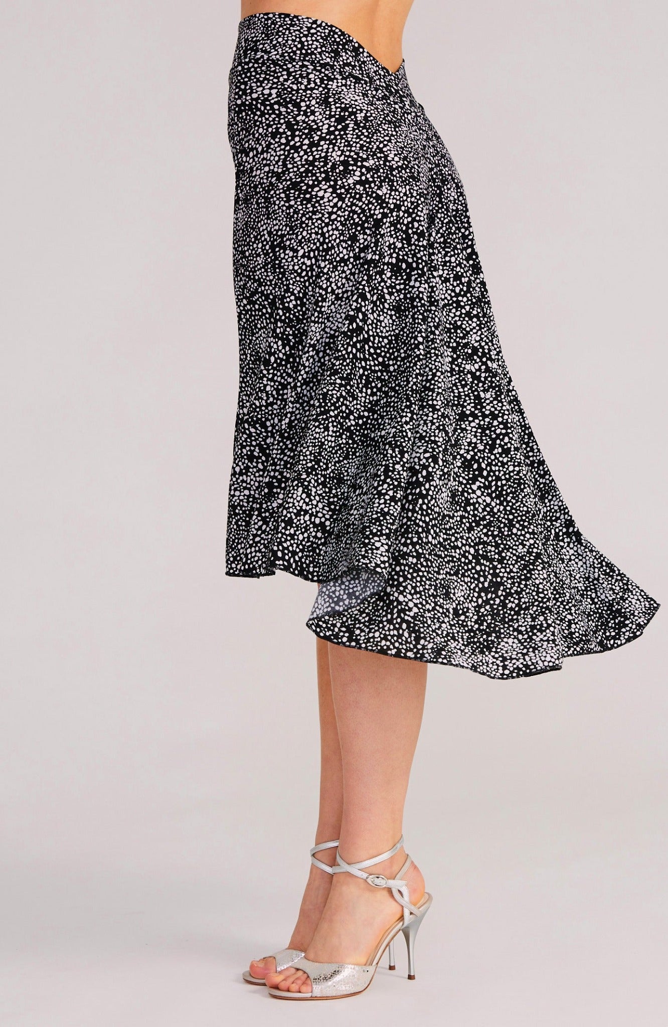 tango skirt in black and white dots