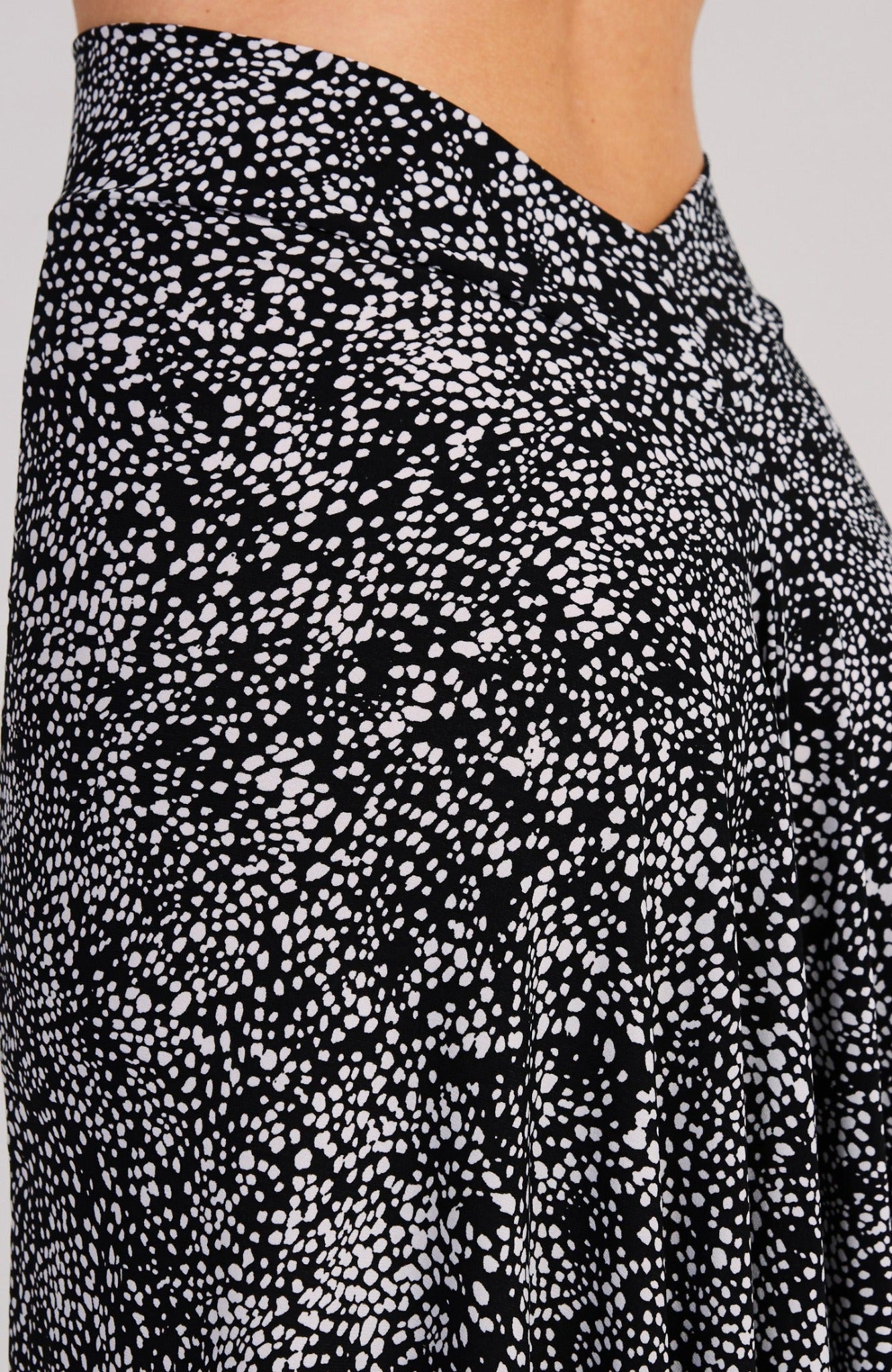 tango skirt in black and white dots