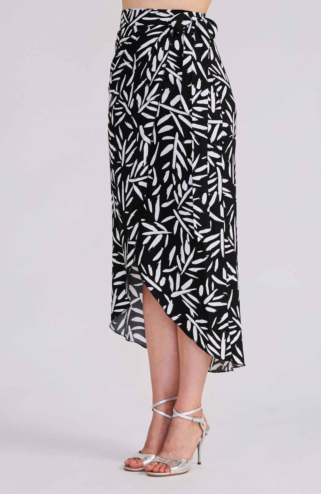 wrap skirt in white feather print
